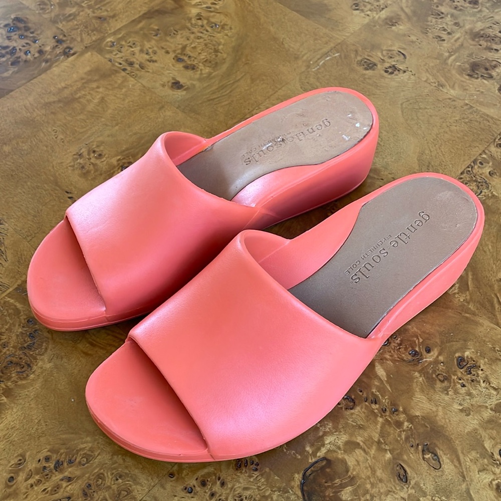 Gentle Souls by Kenneth Cole Gisele EVA wedge molded slip on sandals. Coral. 7